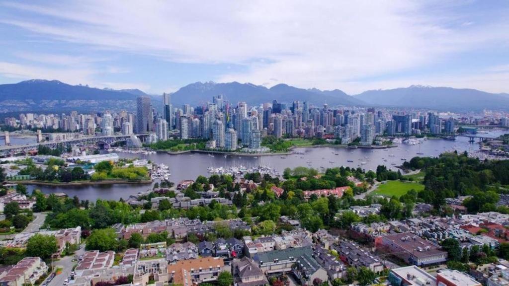 Billion Dollar Views In A Beautiful Fairview Slopes Heritage House Apartment Vancouver Exterior foto